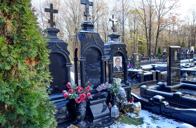Композиция из трёх надгробий из чёрного гранита
