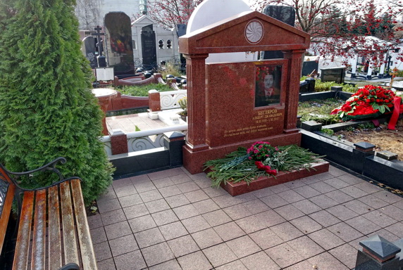 Прямоугольное надгробье в окружении арки